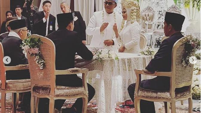 Setelah pembacaan janji suci, kedua mempelai tampak memperlihatkan cincin mereka. Ma'ruf Amin (kiri) menikahkan kedua mempelai disaksikan oleh Jokowi (kanan). (dok. Instagram @romahurmuziy/https://www.instagram.com/p/BsaL98YgO0e/Esther Novita Inochi)
