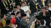 Presiden Republik Indonesia Prabowo Subianto (tengah) bersama Wakil Presiden Republik Indonesia Gibran Rakabuming Raka (tengah-kiri) saat tiba di Gedung Majelis Permusyawaratan Rakyat (MPR)/ Dewan Perwakilan Rakyat (DPR)/Dewan Pimpinan Daerah (DPD) RI, Jakarta, pada Jumat (15/8/2025). (BAY ISMOYO/AFP/POOL)