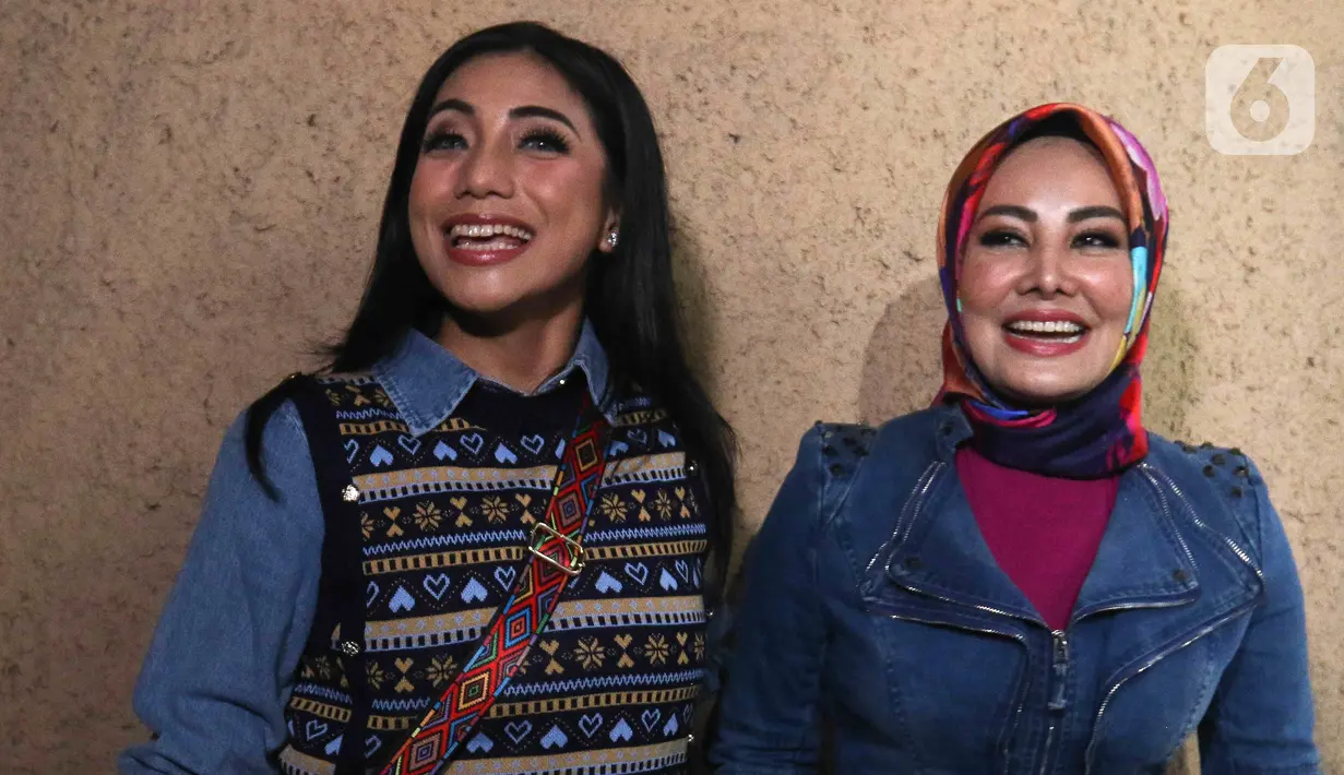 Penyanyi Siti Rahmawati atau Siti KDI (kiri) bersama penyanyi Cici Paramida saat ditemui di kawasan Mampang, Jakarta, Kamis (4/8/2022). Siti menjodohkan teman-temannya kepada Cici Paramida untuk dijadikan suami. (Liputan6.com/Herman Zakharia)