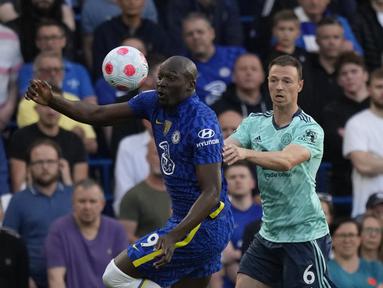 Penyerang Chelsea Romelu Lukaku berebut bola dengan bek Leicester City Jonny Evans pada laga tunda pekan ke-27 Liga Inggris 2021-2022 di Stadion Stamford Bridge, Jumat (20/5/2022) dini hari WIB. Chelsea harus puas bermain imbang 1-1 ketika menjamu Leicester City. (AP Photo/Frank Augstein)