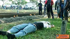 Citizen6, Jakarta: Seorang pelajar terkapar setelah tersambar KRL, Kamis (17/3) pagi, di pinggiran jalur kereta rel listrik di Tanjung Barat,Jakarta Selatan. (Pengirim: Damar Syamsuri)