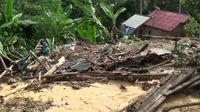 Longsor dan banjir bandang menerjang empat desa di Kecamatan Mancak, Kabupaten Serang, Banten, Senin (25/7/2016). (Liputan6.com/Yandhi Deslatama)