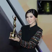 Penyanyi Isyana Sarasvati merasakan tegang saat memegang piala. Hal ini lantaran, ekspektasi orang makin tinggi dengan perolehan mendali yang didapatkan di AMI Awards 2016. (Deki Prayoga/Bintang.com)
