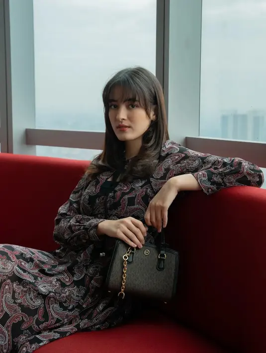 Ia terlihat lebih elegan dan memunculkan aura perempuan dewasa yang cantik. [Instagram/mawar_eva]