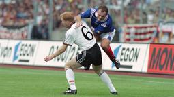 Berbekal fisik, kecepatan, kemampuan mengatur ritme permainan dari belakang, serta semangat pantang menyerah khas Jerman, Matthias Sammer menjadi seorang liberto tangguh yang bisa diandalkan. (Foto: AFP/Boris Horvat)