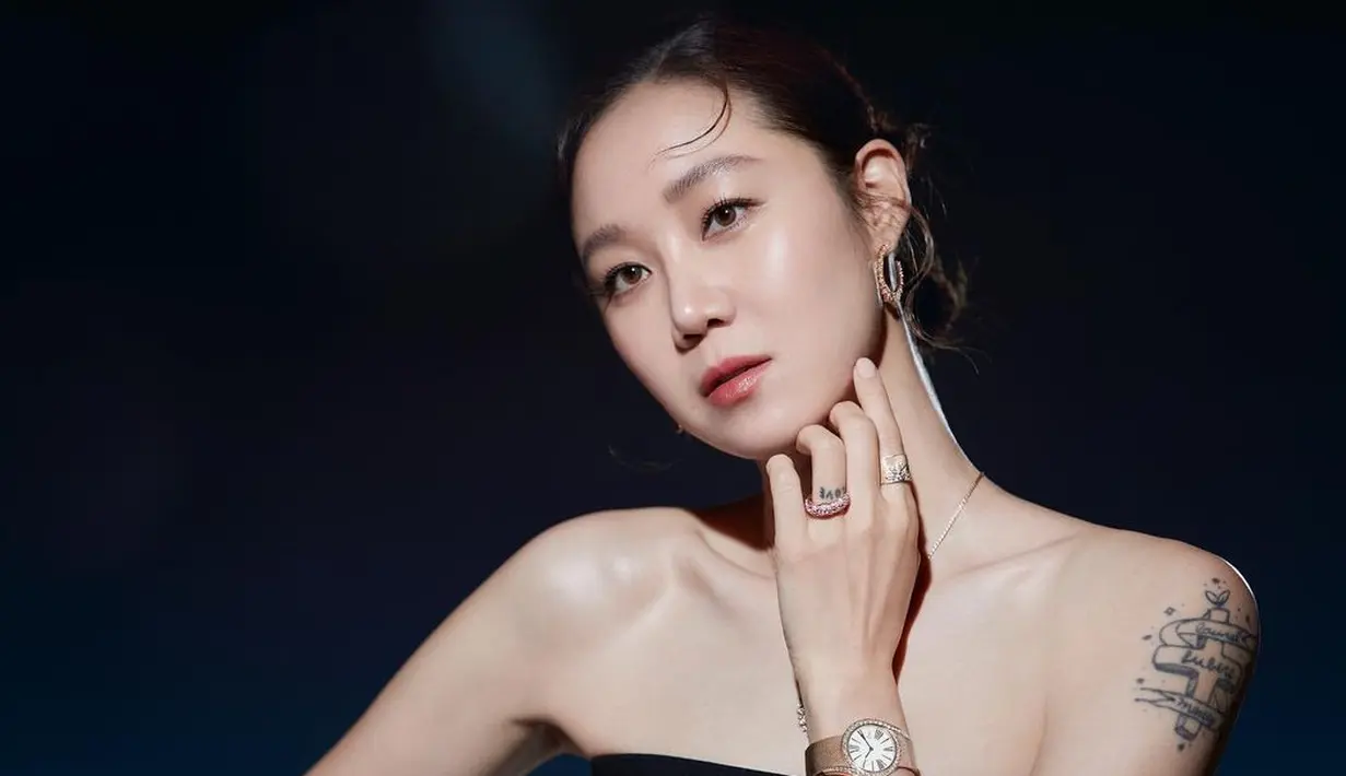 Gong Hyo Jin tak hanya selalu sukses merebut hati banyak orang dengan aktingnya yang luar biasa, tapi juga penampilannya yang seakan tak pernah menua. Kulit yang bersinar dan tubuh proporsional sukses membuat orang tidak akan percaya ia berusia 41 tahun, di tahun ini! Foto: Instagram.