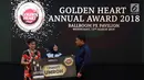 Susanti (tengah) berbincang dengan CEO Lippo Malls Indonesia, Eddy Mumin dan Associate Director Rita Yovita usai memberikan apresiasi paket umroh pada acara Golden Heart Award di Lippo Mall Puri, Jakarta, Rabu (13/3). (Liputan6.com/Fery Pradolo)