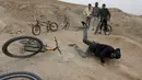 Seorang pemuda Afghanistan terjatuh saat beraksi mengendarai sepeda Dirt Jump (DJ) di Kabul, Afghanistan (20/11). Sepeda Dirt Jump digunakan untuk melompat di jalanan perkotaan. (Reuters/Omar Sobhani)