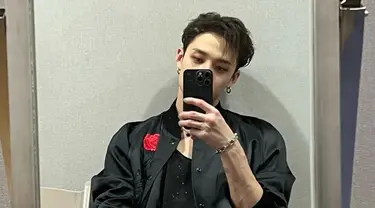 Bang Chan Stray Kids beberapa kali terlihat mengunggah foto mirror selfie di akun Instagram resmi Stray Kids. Penampilannya satu ini pun tak lepas dari perhatian banyak penggemar. (Liputan6.com/IG/@realstraykids)