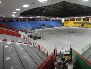 Suasana aktivitas pekerja proyek renovasi gelanggang olahraga (GOR) Soemantri Brodjonegoro, Jakarta, Kamis (18/1). Renovasi ini bertujuan untuk menunjang kegiatan Asian Games 2018. (Liputan6.com/Arya Manggala)