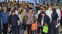 Menteri Luar Negeri Indonesia, Sugiono (tengah), berjalan bersama Warga Negara Indonesia yang kembali dari Iran tiba di Bandara Internasional Soekarno-Hatta, Tangerang, Banten, pada Selasa 10 Maret 2026. 22 Warga Negara Indonesia (WNI) yang dievakuasi dari Iran tiba di Indonesia melalui Bandara Internasional Soekarno-Hatta, Tangerang, Banten pada Selasa 10 Maret 2026. (BAY ISMOYO/AFP)