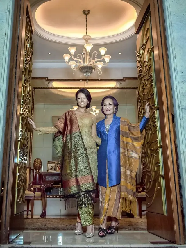 6 Potret Farah Quinn Pakai Kebaya dan Kain Tenun Sumatera Utara, Tampil Anggun