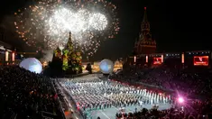 Kembang api meletus di atas katedral St. Basil selama  Festival Musik Militer Internasional Menara Spasskaya di Lapangan Merah Moskow, Rusia, Jumat (26/08). Para pemain orkestra militer berasal dari Rusia dan beberapa negara. (REUTERS/Sergei Karpukhin)