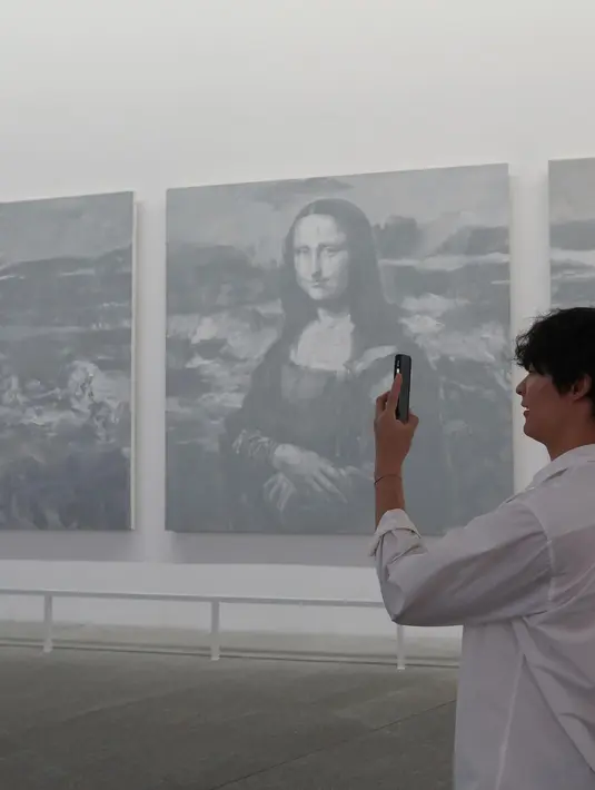 Dia membagikan beberapa foto dengan latar belakang sejumlah karya seni yang dipajang di sana. (Foto: Instgaram/ songgeonhee)