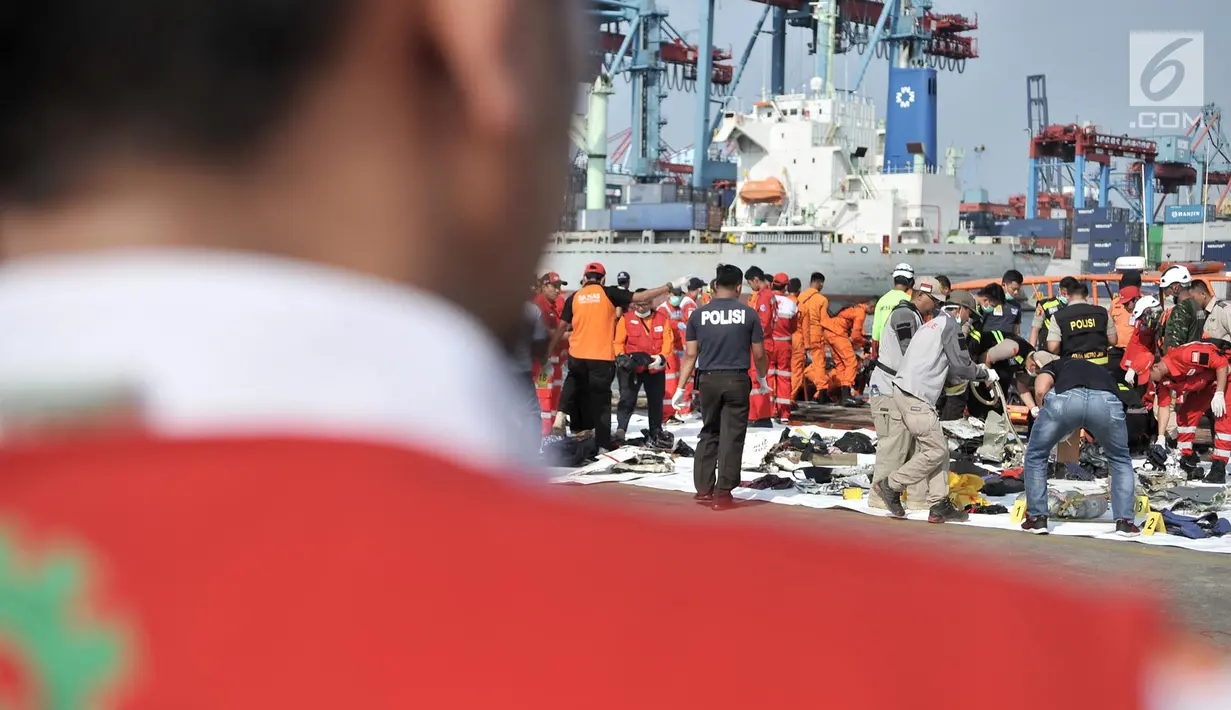 Basarnas bersama TNI, Polri, PMI, dan Baznas mengevakuasi sisa barang penumpang pesawat Lion Air JT 610 di Tanjung Priok, Jakarta Utara, Senin (29/10). (Merdeka.com/Iqbal Nugroho)