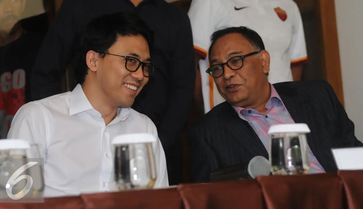 Dirut EMTEK Grup, R Alvin Widiarta Sariaatmadja (kiri) berbincang dengan CEO Mahaka, Hasani Abdulgani jelang pengundian Babak Delapan Besar Piala Presiden 2015 di Jakarta, Selasa (29/9/2015). (Liputan6.com/Helmi Fithriansyah)