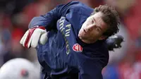 Arsenal&#039;s goalkeeper Jens Lehmann warms up before the game against Newcastle United in the FA Cup fourth round at Emirates Stadium in London 26 January 2008. AFP PHOTO/ADRIAN DENNIS