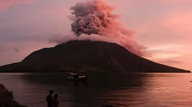 Gunung berapi Ruang kembali mengeluarkan material abu vulkanik di Kabupaten Sitaro, Sulawesi Utara, pada 19 April 2024. (Ronny Adolof BUOL/AFP)