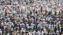 Jamaah tumpah tuah di atas lapangan utama stadion yang menjadi kebanggaan warga Kabupaten Bogor tersebut. Tampak dalam foto, ribuan umat Muslim saat melaksanakan rangkaian salat Idulfitri 1447 Hijriah di Lapangan Utama Stadion Pakansari, Cibinong, Kabupaten Bogor, Jawa Barat, Sabtu (21/3/2026). (Kapanlagi.com/Budy Santoso)