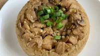 Resep nasi tim ayam jamur rice cooker yang nikmat jadi menu sahur. (dok. Cookpad @dapurmamaDeFa)