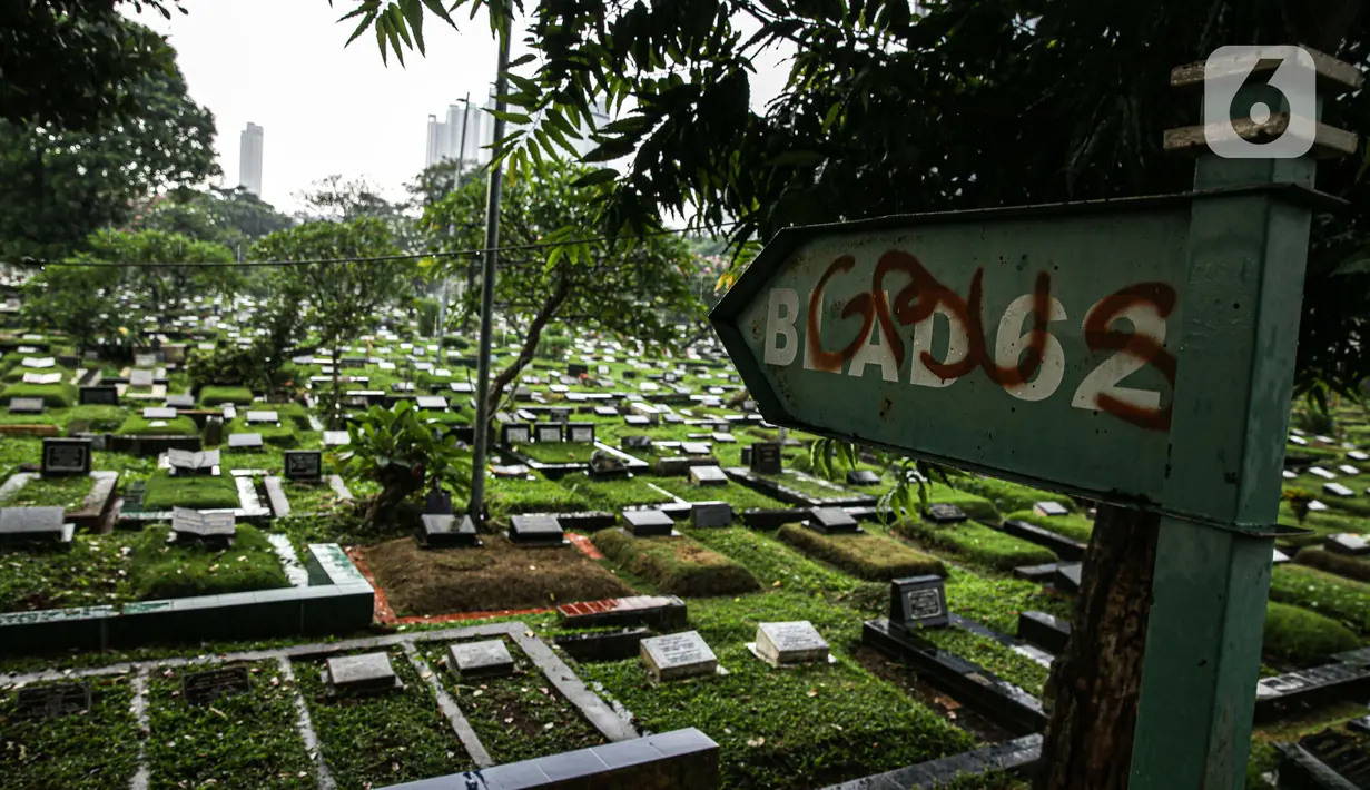Suasana Tempat Pemakaman Umum (TPU) Karet Bivak, Jakarta, Minggu (27/6/2021). Pemerintah Provinsi DKI Jakarta membatasi aktivitas dan kunjungan ke TPU hingga 5 Juli 2021 untuk menekan penularan COVID-19. (Liputan6.com/Faizal Fanani)