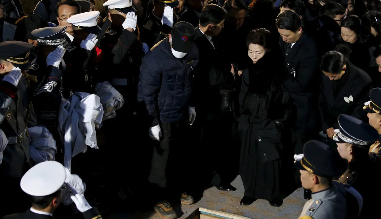 Suasana prosesi pemakaman mantan Presiden Korea Selatan Kim Young - sam di pemakaman nasional, Seoul , Korea Selatan, (26/11). Kim Young - sam  meninggal dunia di usia ke-87. (REUTERS/Kim Hong - Ji)