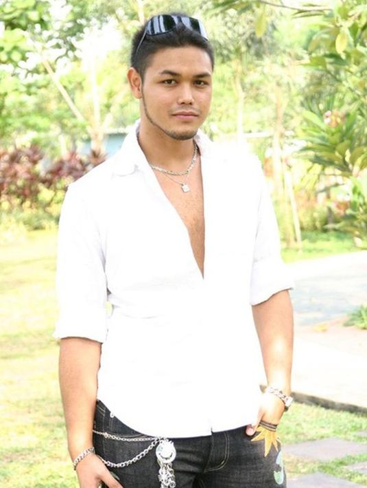 Presenter hits Indonesia ini memang tampil macho di awal karier. Gaya penampilannya yang kurus ini bikin warganet pangling. Ia tampak gagah dan tampan di foto lawasnya bergaya macho. (KapanLagi.com)