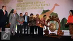 Menteri Koordinator Bidang Perekonomian, Darmin Nasution (kedua kanan) memukul gong tanda dibukanya Festival Iklim di Jakarta, Senin (1/2/2016). Festival ini merupakan sosialisasi untuk menjaga laju kenaikan suhu bumi. (Liputan6.com/Helmi Fithriansyah)