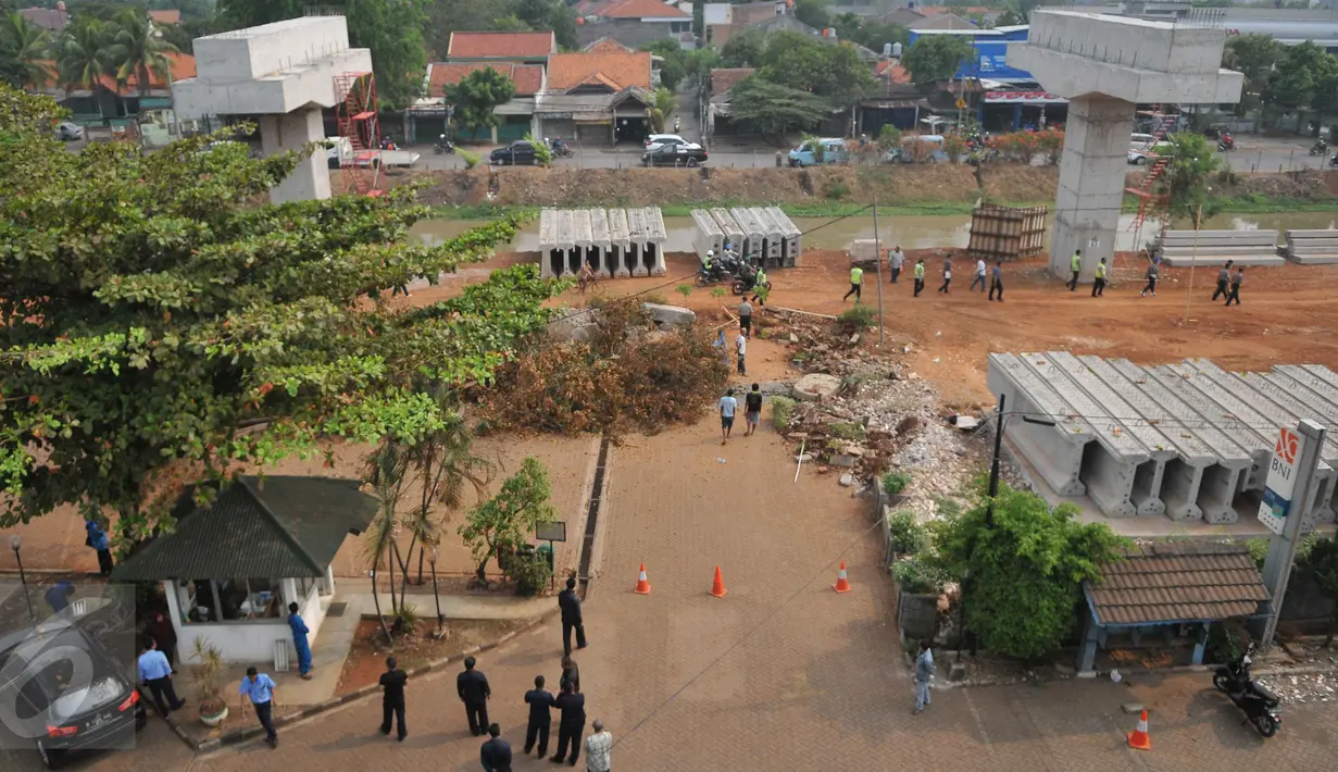 Sejumlah petugas berada di proyek pembangunan jalan layang Bekasi-Cawang-Kampung Melayu (Becakayu) di kawasan Pangkalan Jati, Bekasi, Jawa Barat, Kamis (8/10). Proyek pembangunan tol tersebut ditargetkan rampung pada 2017. (Liputan6.com/Gempur M Surya)