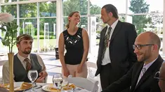 Sarah Cummins berbincang dengan pria dari Wheeler Mission di Ritz Charles, 15 Juli 2017. Cummins batal menikah dan menyumbangkan dana pernikahannya sebesar Rp 398 juta untuk menggelar pesta bagi tunawisma. (Kelly Wilkinson/The Indianapolis Star via AP)