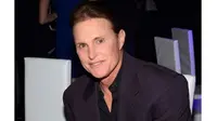 Dikuncir Kuda, Bruce Jenner Makin Mirip Wanita Cantik