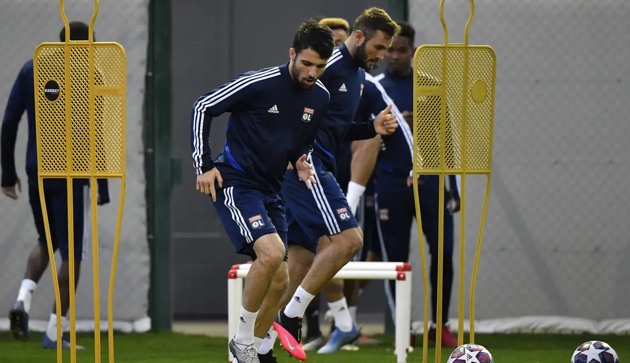 Para pemain Lyon berlatih jelang menghadapi Juventus pada pertandingan leg pertama babak 16 besar Liga Champions 2020 di Decines-Charpieu, Prancis, Selasa (25/2/2020). Lyon akan menjamu Juventus pada Kamis (27/2/2020) dini hari WIB. (DESAIN PHILIPPE/AFP)