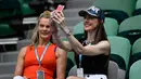 Seorang wanita berselfie sebelum menyaksikan pertandingan pada turnamen tenis Australia Terbuka di Melbourne (15/1). (AFP Photo/Greg Wood)