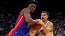 Pebasket Golden State Warriors Klay Thompson (kanan) berebut bola dengan pebasket Detroit Pistons Stanley Johnson di ORACLE Arena, California, Senin (9/11/2015). Warriors menang 109-95. (Getty Images/AFP/Ezra Shaw)