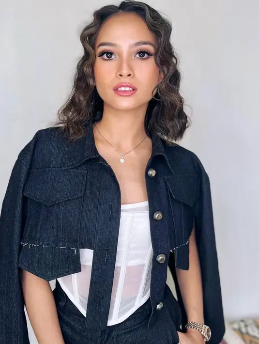 Ibu dua anak ini juga sempat memangkas rambutnya menjadi pendek. [Foto: IG/septriasaacha].