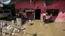 Presiden Meksiko, Claudia Sheinbaum mengatakan pada hari Senin (13/10/2025), sekitar 10.000 tentara telah dikerahkan dengan perahu, pesawat, dan helikopter sebagai bagian dari upaya penyelamatan dan untuk mengirimkan makanan dan air bagi mereka yang terjebak banjir. (Marco Antonio Perez/AFP)