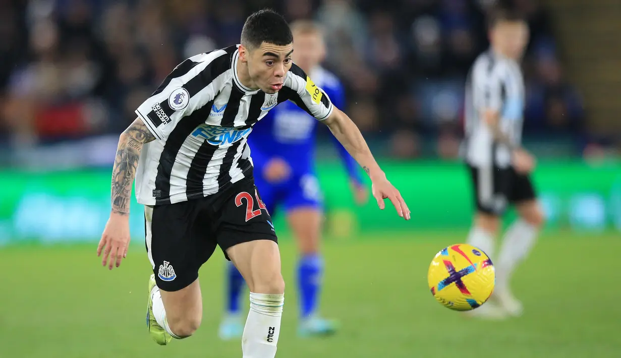 Miguel Almiron. Sayap kanan Newcastle United, Miguel Almiron menguasai bola saat menghadapi Leicester City dalam laga pekan ke-17 Liga Inggris 2022/2023 di King Power Stadium (26/12/2022). Hingga kini ia telah mencetak 9 gol dan 1 assist dari total 19 laga di Liga Inggris. Hingga pekan ke-19 Newcastle United dibawanya menempati posisi ke-4 klasemen sementara mengungguli tiga klub anggota Big Six, Tottenham Hotspur, Liverpool dan Chelsea. (AFP/Lindsey Parnaby)