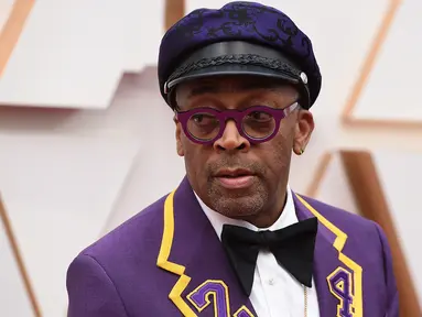 Sutradara Spike Lee tiba di karpet merah ajang Academy Awards ke-92 atau Oscar 2020 di Dolby Theatre, Los Angeles, Minggu (9/2/2020). Spike Lee menggunakan tuksedo berwarna ungu dan emas yang dikhususkan untuk mengenang legenda basket, Kobe Bryant. (Jordan Strauss/Invision/AP)