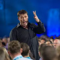Tony Robbins punya beberapa cara agar kamu bisa meraih kesuksesan tanpa menjadikan uang sebagai patokan. 