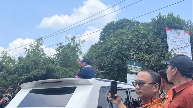 Prabowo keluar dari sunroof mobil Maung Garuda yang membawanya. Dia menyapa dan melambaikan tangan kepada masyarakat di gerbang luar Akmil Magelang, Minggu (27/10/2024).