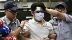 Seorang pria saat dibekuk aparat kepolisian di Taipei, Taiwan, Jumat (18/8). Pria yang diidentifikasi bernama Lu tersebut berusaha masuk Istana Kepresidenan Taiwan dengan membawa pedang Samurai. (AFP Photo/Sam Yeh)