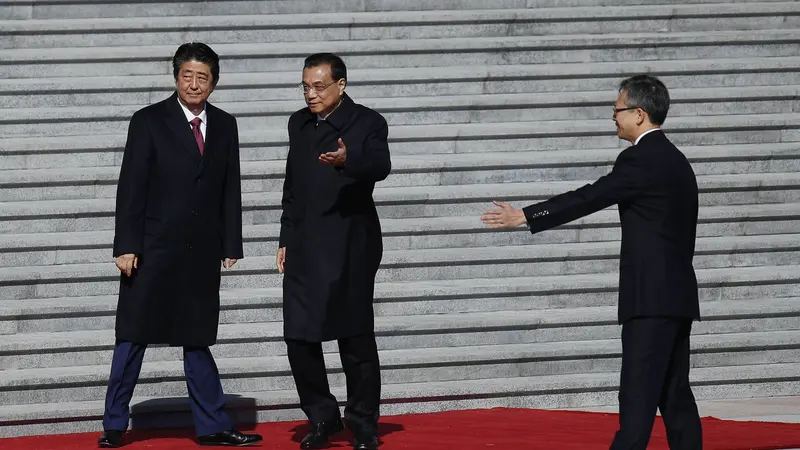 Perdana Menteri Jepang Shinzo Abe bertemu dengan PM China Li Keqiang di Beijing, 26 Oktober 2018 (AP/Amdy Wong)