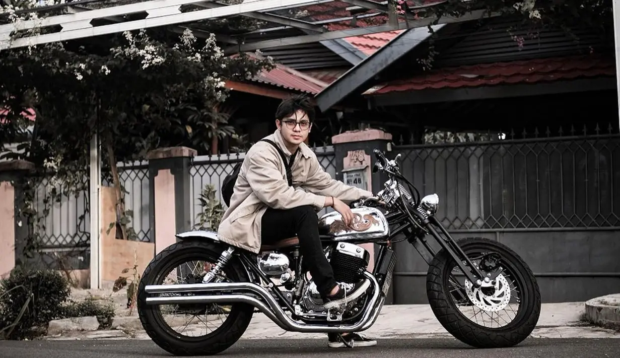 Pemeran sinetron Tukang Ojek Pengkolan saat bersama motor gedenya tampak kece. Foto ini banjir pujian karena penampilan Arbani yang macho abis. Tak heran potret Arbani saat jadi anak motor ini curi perhatian. (Liputan6.com/IG/arbaniyasiz)