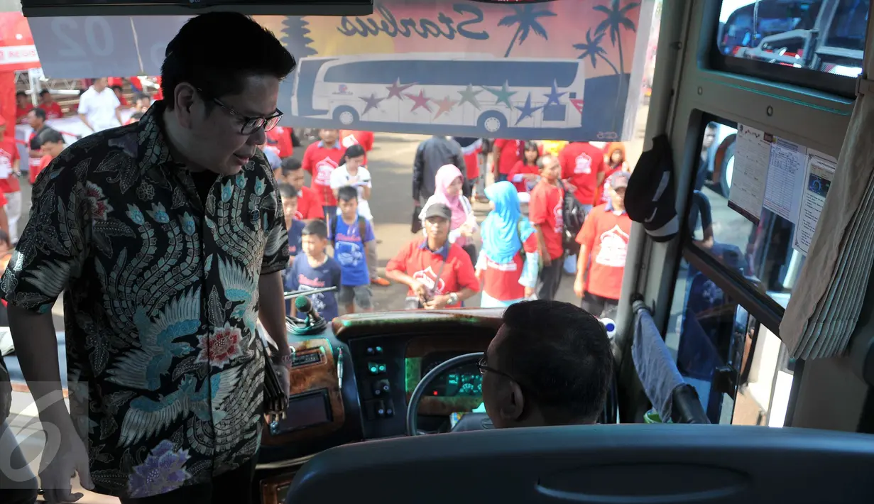 Presdir TSPC, Handoyo S. Mulyadi berbincang deng sopir bus mudik saat melepas mudik kemenangan bodrex & NEO rheumacyl di Tenis Indoor Senayan, Jakarta, Kamis (30/6). Mudik gratis ini diikuti 2000 peserta dan melibatkan 41 bus (Liputan6.com/Gempur M Surya)