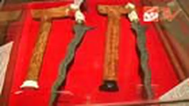 Keris Bugis Berdiri Tanpa Penyangga