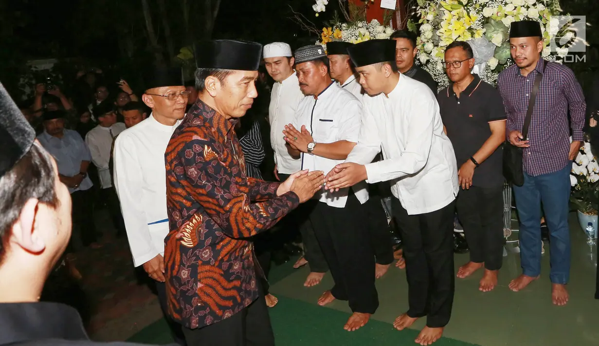 Presiden RI Joko Widodo atau Jokowi tiba untuk melayat istri almarhumah Presiden ke-6 RI Soesilo Bambang Yudhoyono, Ani Yudhoyono di Puri Cikeas, Bogor, Sabtu (1/6/2019). Almarhumah Ani Yudhoyono meninggal dunia di National University Hospital (NUH) Singapura. (Kapanlagi.com/Budi Santoso)