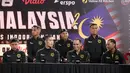 Pertarungan ini diharapkan dapat memberikan tontonan yang memukau bagi para penggemar dan menghibur penonton yang hadir. Tampak dalam foto, tim Mixed Martial Arts (MMA) Malaysia saat memberi keterangan terkait Byon Combat Showbiz Vol. 6 di Tennis Indoor, Senayan, Jumat (21/11/2025). (Bola.com/M Iqbal Ichsan)