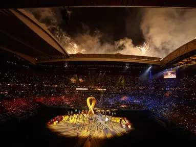Para penari tampil dalam upacara pembukaan menjelang pertandingan sepak bola Grup A Piala Dunia Qatar 2022 antara Qatar dan Ekuador di Stadion Al-Bayt di Al Khor, utara Doha (20/11/2022). Acara dimulai pada pukul 21.40 WIB dengan berlangsung megah dan meriah.(AFP/Odd Andersen)
