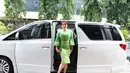 Seperti diketahui, Vicky Shu disebut-sebut turut mendapat endorse dari pihak First Travel. Vicky hadir dengan menganakan gaun hijau berjalan santai langsung memasuki ruangan Bareskrim untuk diperiksa sebagai saksi. (Nurwahyunan/Bintang.com)