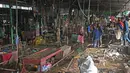Para pedagang membersihkan lumpur dan puing-puing di sebuah pasar sayur di daerah yang terkena dampak banjir setelah hujan lebat di Kathmandu pada tanggal 29 September 2024. (PRAKASH MATHEMA/AFP)